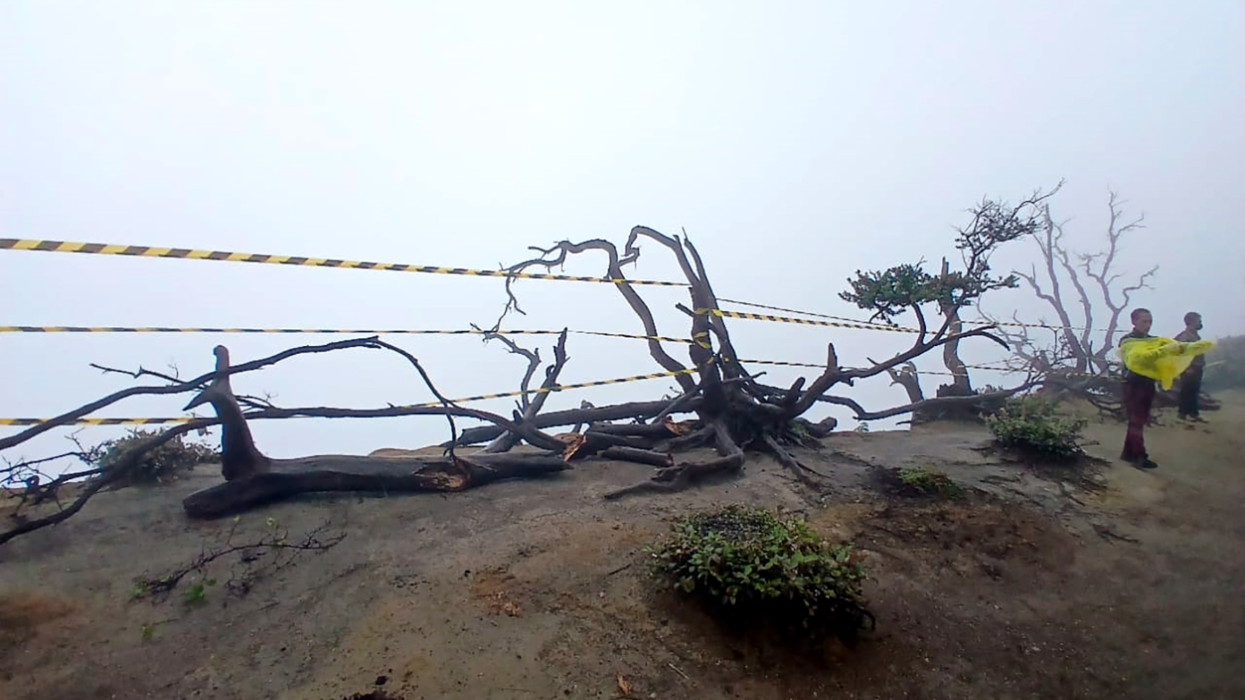 KERAP MAKAN KORBAN: Spot dengan latar Kawah Ijen ini dilarang digunakan pengunjung untuk selfie. Di tempat inilah turis asal Tiongkok meninggal gara-gara terjatuh saat sedang asyik berswafoto, Sabtu l