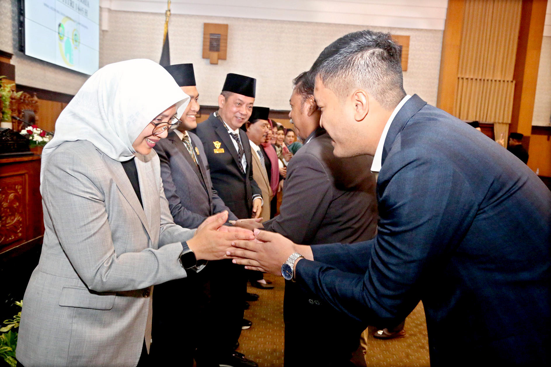 SUASANA LEBARAN: Anggota dewan asal lintas fraksi halalbihalal dengan Bupati Ipuk dan jajaran usai rapat paripurna di kantor DPRD Banyuwangi pada Minggu (21/4).