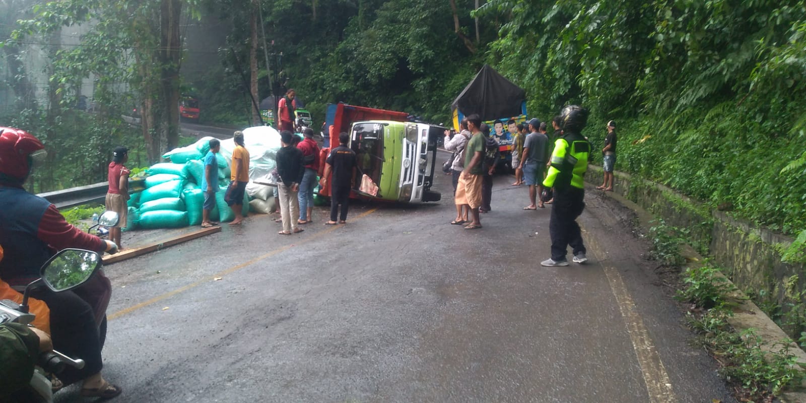 Truk terguling di tikungan mbah singo Jalur Gumitir beberapa waktu lalu
