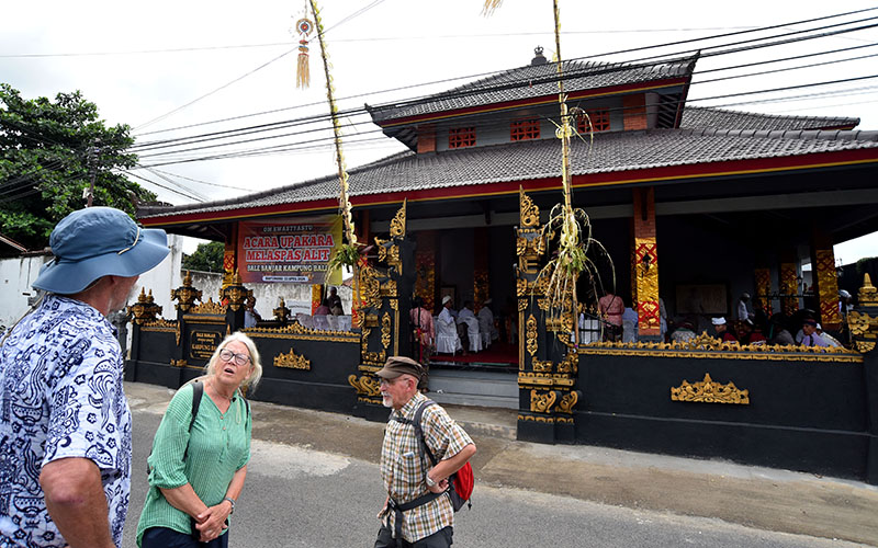 UPACARA MELASPAS: Umat Hindu menghadiri peresmian di bale banjar di Kampung Bali, Kelurahan Penganjuran, Selasa (23/4). Wajah baru bale banjar terlihat megah setelah direnovasi.