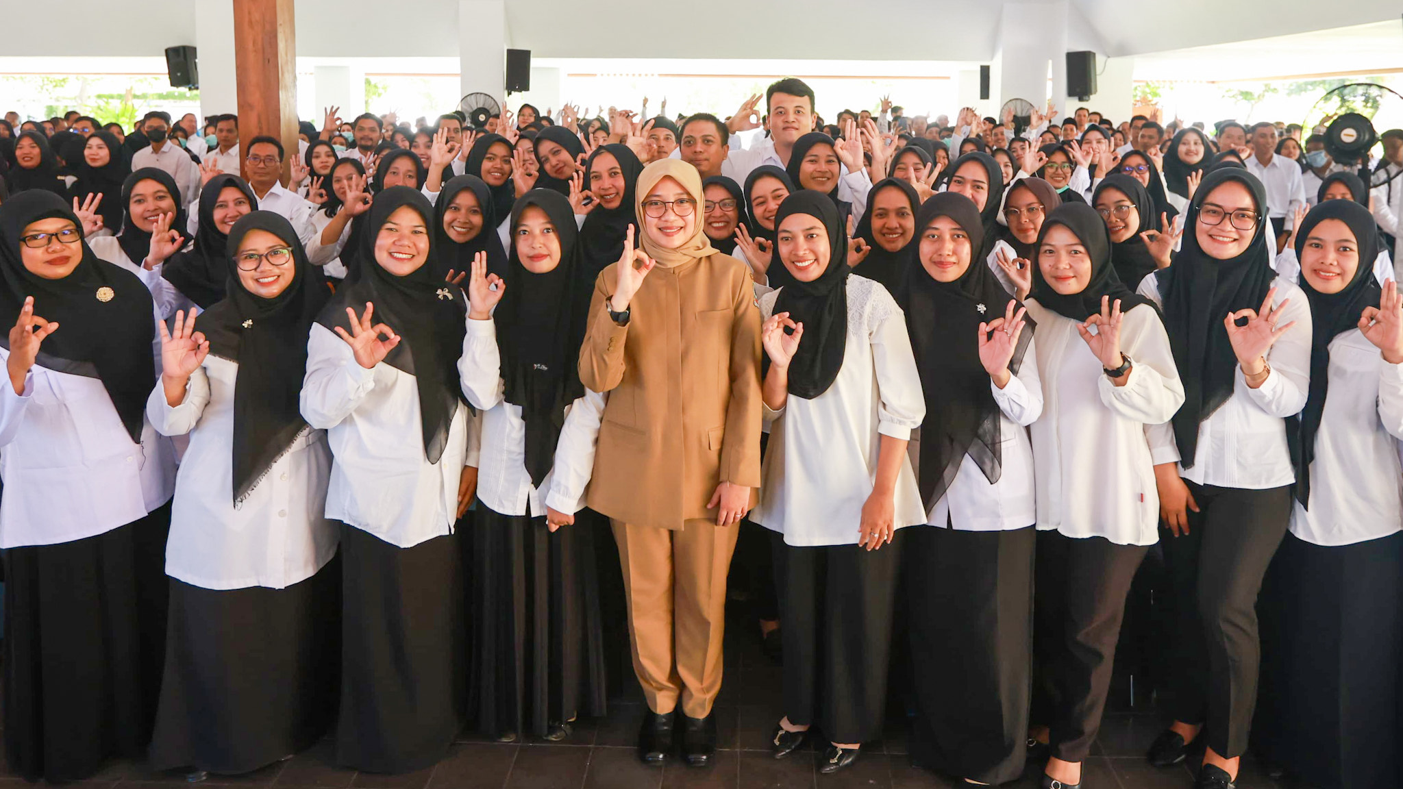 TERIMA KASIH: Penerima SK pengangkatan PPPK berpose bersama Bupati Banyuwangi