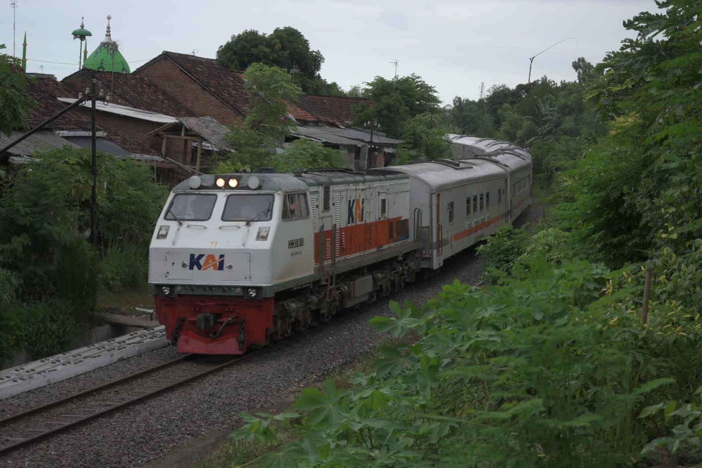 Kereta Api Mutiara Timur melintas area pemukiman warga Kelurahan Boyolangu, Kecamatan Giri.