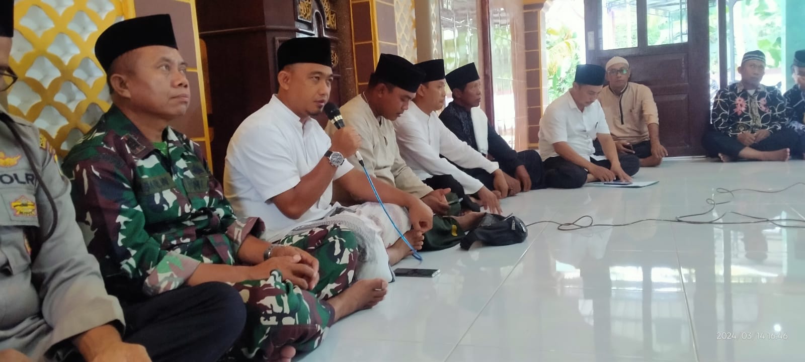 ANTISIPASI MEREBAKNYA DBD: Camat Muncar Tri Setya bersama Fopimka melakukan sosialisasi pencegahan DBD kepada masyarakat. Angka DBD di Kecamatan Muncar tertinggi, yaitu 111 kasus.