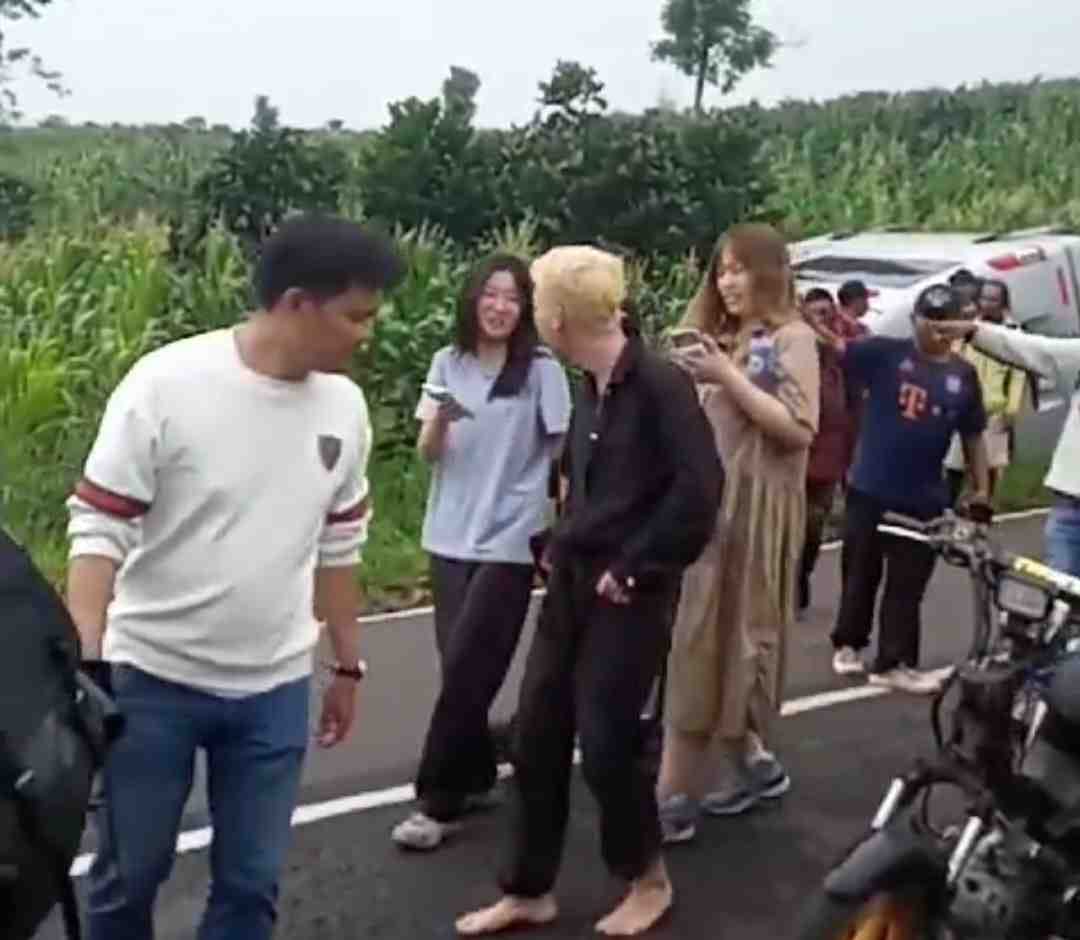SELAMAT DARI MAUT: Sejumlah wisatawan asing berjalan kaki di jalan raya menuju Ijen setelah kendaraan yang ditumpangi mengalami kecelakaan di kawasan Gantasan, Desa Tamansari, Senin sore (22/4).