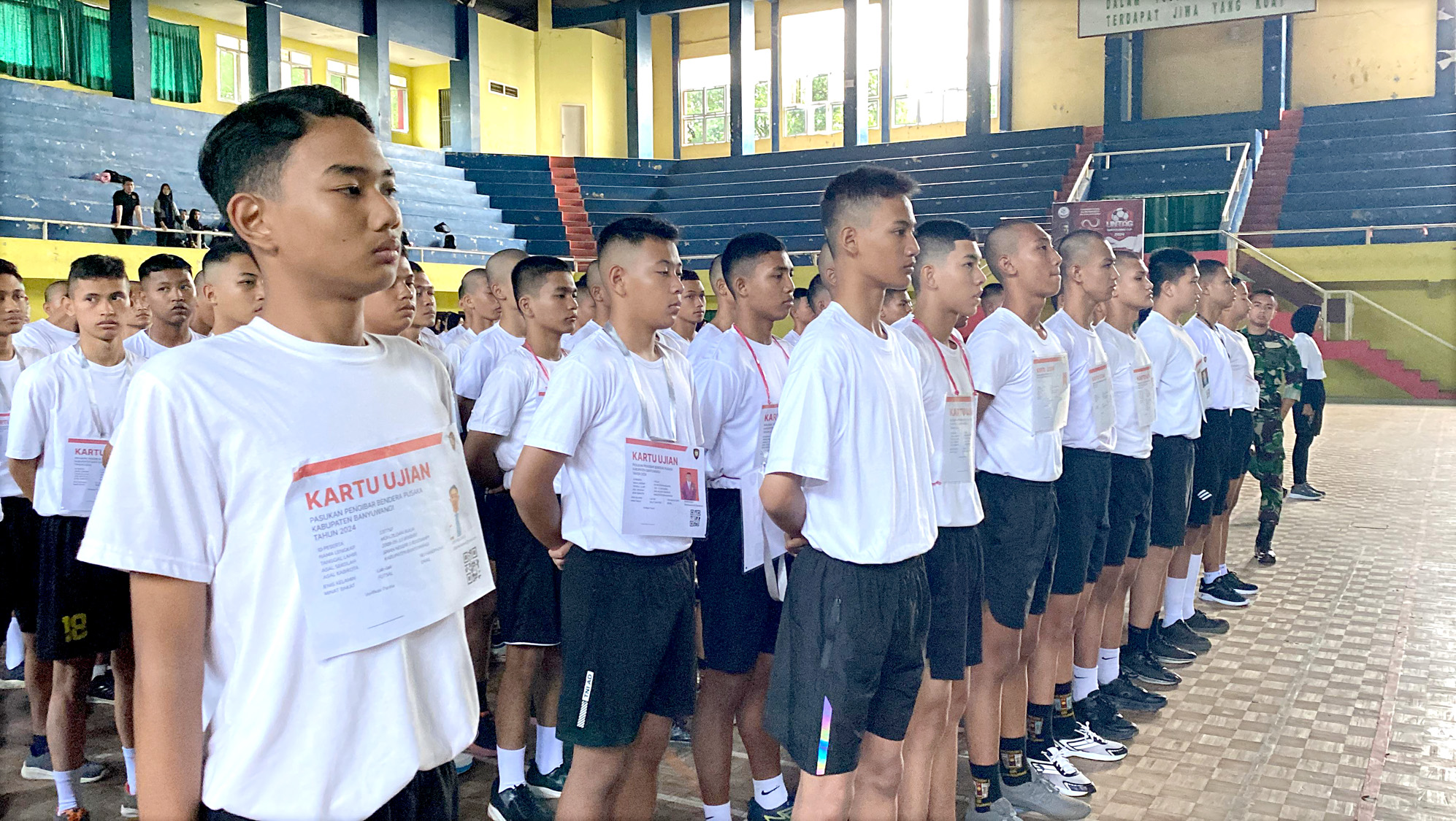 PENYARINGAN: Ratusan calon anggota Paskibraka Banyuwangi mengikuti seleksi di GOR Tawangalun Selasa (23/4).