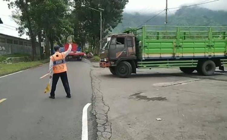 Truk fuso meninggalkan jembatan timbang di Desa Kalibaru Manis, Kecamatan Kalibaru dan melanjutkan perjalanan melintas Jalur Gumitir, Kamis (25/4)