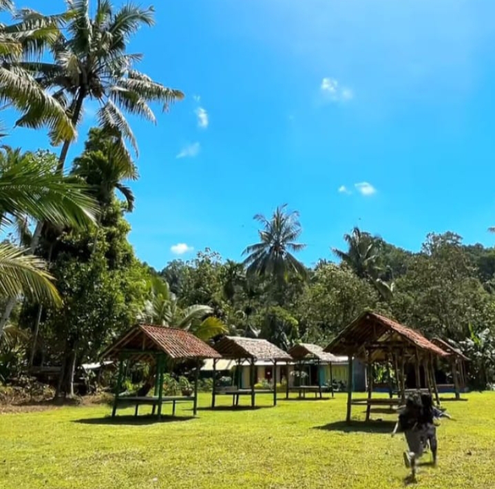 Banyak gazebo disediakan untuk bersantai di Pemandian Alam Banyu Kuwung Licin. (IG @mautau_banyuwangi)