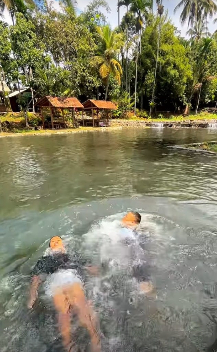 Kolam Pemandian Alam Banyu Kuwung Licin sangat luas dan airnya bening, sehingga nyaman untuk berenang orang dewasa. (IG @mautau_banyuwangi)