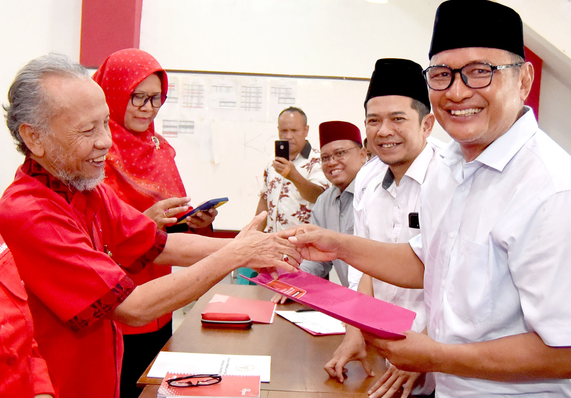 BANGUN KOALISI: Abdul Kadir (kanan) selaku Ketua Tim Pemenangan Sumail Abdullah mengambil formulir pendaftaran cabup di kantor DPC PDIP Banyuwangi Rabu(24/4).