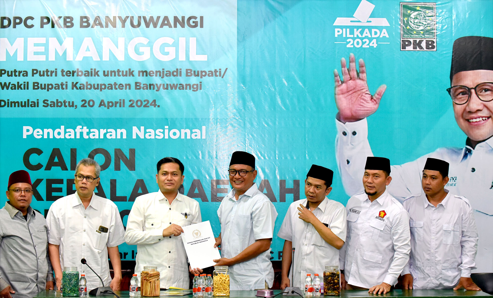 GANDENG PARPOL LAIN: Ketua Desk Pilkada DPC PKB M. Ali Mahrus menyerahkan formulir pendaftaran cabup kepada Abdul Kadir yang mewakili Sumail Abdullah di kantor PKB Banyuwangi Rabu (24/4).