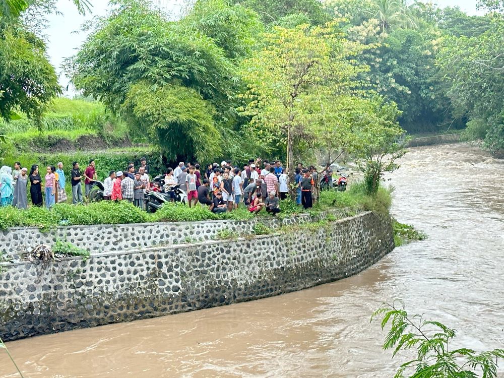 TONTONAN: Lokasi yang diduga pemotor jatuh dan hilang di Sungai Sraten, Desa Sarimulyo, Kecamatan Cluring Rabu (24/4) sore.