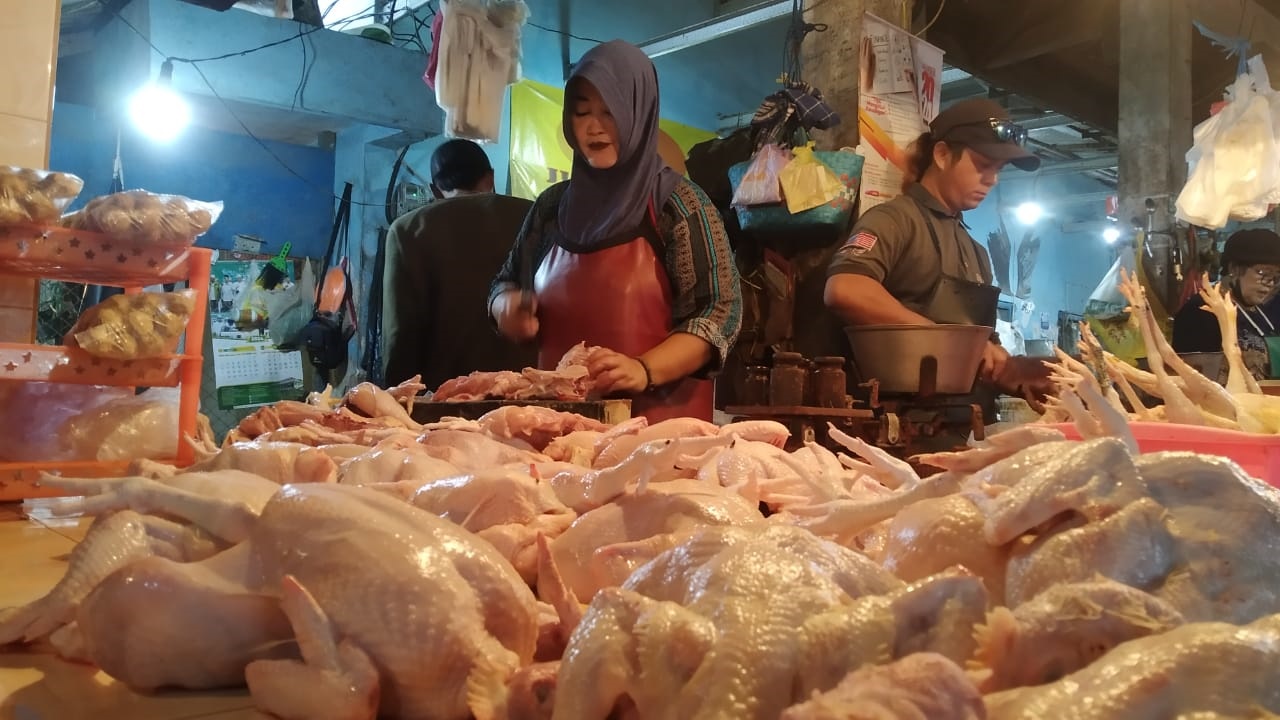MENURUN: Penjualan daging ayam mulai merosot setelah Lebaran di Pasar Genteng 2, Desa Genteng Kulon, Kecamatan Genteng Rabu (24/4).