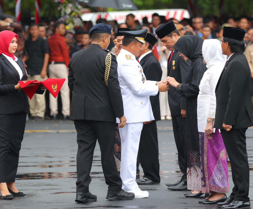 PRESTASI PEMKAB: Bupati Ipuk Fiestiandani menerima piagam penghargaan sebagai Kabupaten Berkinerja Terbaik se-Indonesia.
