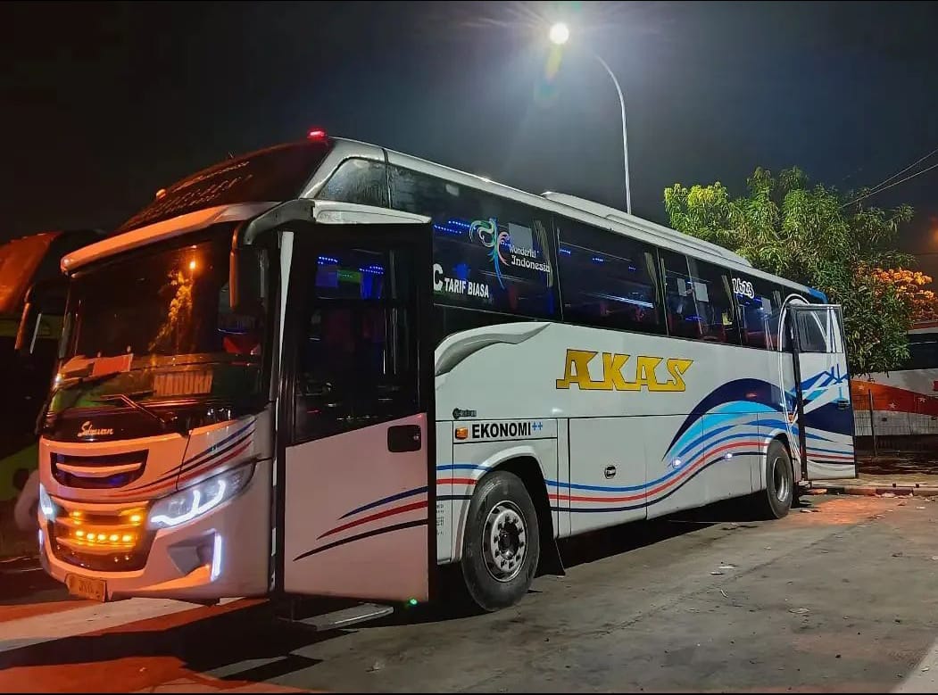 Bus Akas AC ekonomi jurusan Banyuwangi-Kalianget Madura meramaikan rute AKAP murah meriah. (IG @akasmilasejahtera_official)
