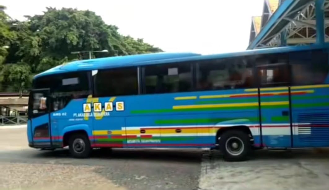 Bus Akas AC ekonomi jurusan Banyuwangi-Madura via Situbondo menjadi alternatif angkutan rakyat. (IG @akasmilasejahtera_official)