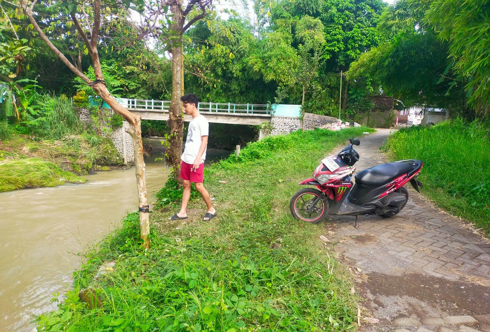 KEMANUSIAAN: Petugas gabungan melakukan pencarian korban hanyut dengan menyisir sepanjang aliran Sungai Sraten, di Desa Sraten, Kecamatan Cluring  Kamis (25/4)