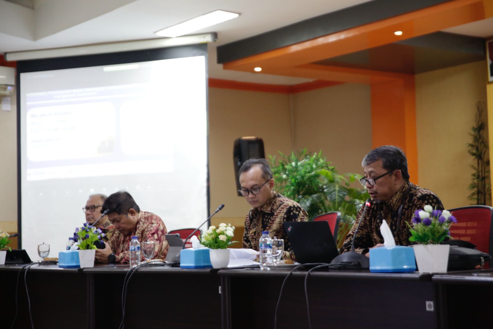 SINERGI: Kegiatan  Zoom Meeting yang dihadiri oleh peserta dari Perwakilan Kementerian Keuangan dan beberapa media lokal di Surabaya dan Malang