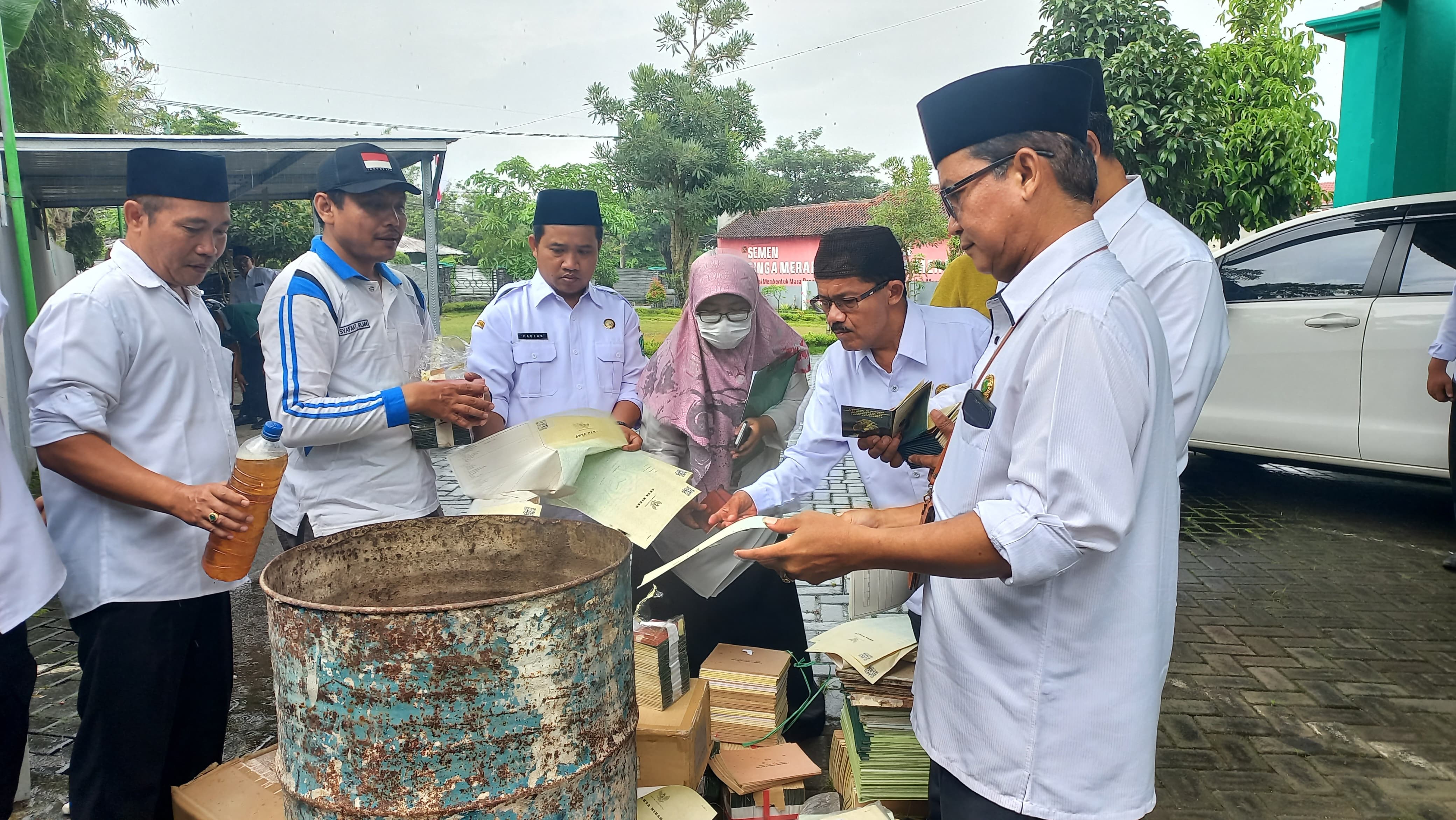 DIBAKAR: Puluhan ribu blangko nikah dimusnahkan di halaman Kemenag Banyuwangi Rabu (24/4).
