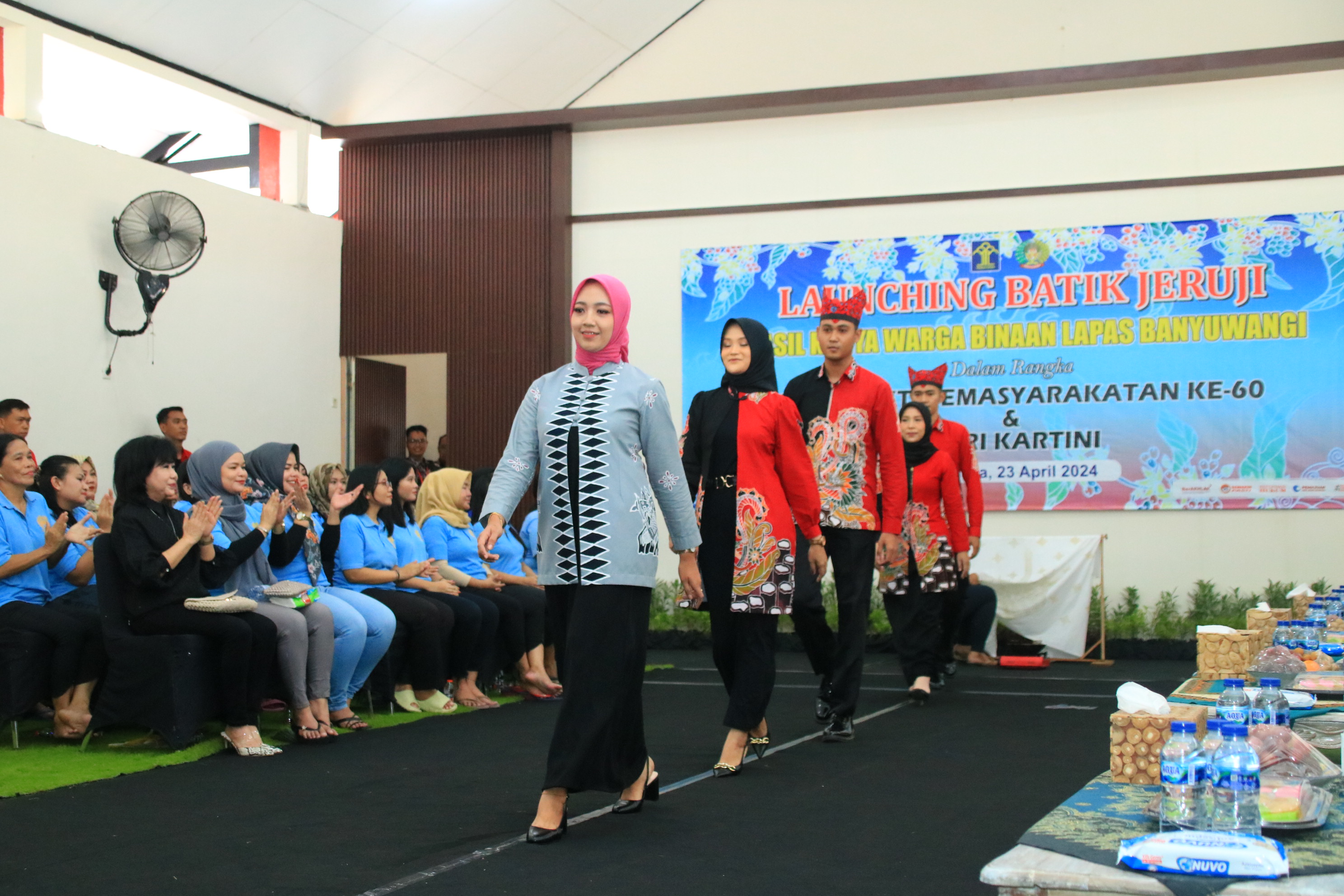 BERPOSE: Petugas lapas dan warga binaan secara anggun dan elegan memeragakan busana batik motif baru di Aula Sahardjo Kamis(25/4).