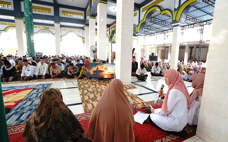 PENGAJIAN: Bupati Ipuk Fiestiandani menghadiri acara Haul ke-45 KH Abdul Manan di Ponpes Minhajut Thullab, Kecamatan Muncar, Banyuwangi, Rabu lalu (24/4).
