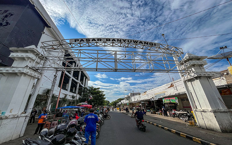 SEGERA DIPUGAR: Bangunan bagian depan Pasar Banyuwangi dipotret dari Jalan Satsuit Tubun Jumat (26/4).