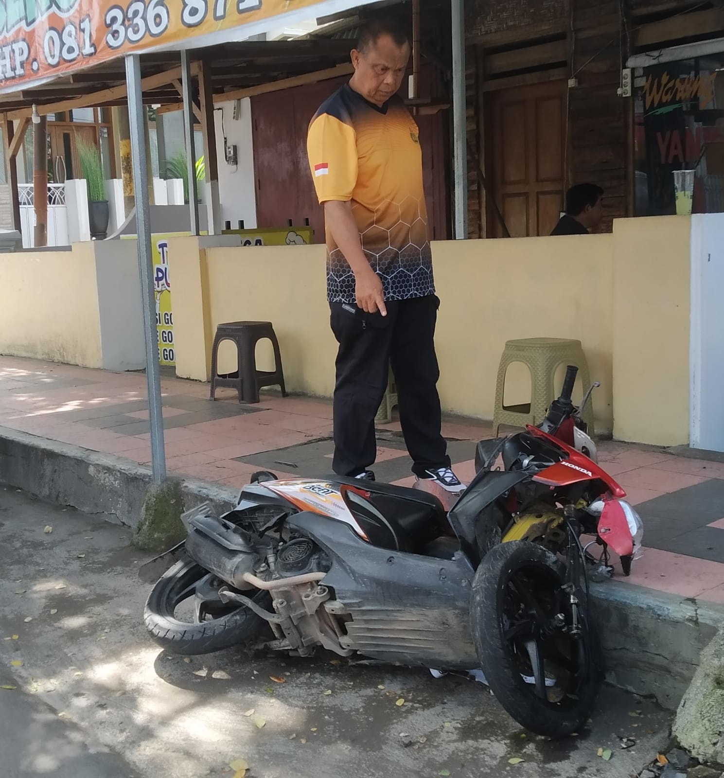 RINGSEK: Nanang Wardhana menunjukkan motor Honda Beat yang dinaiki korban setelah menabrak tiang LPJU di Desa Genteng Kulon, Kecamatan Genteng Jumat (26/4).