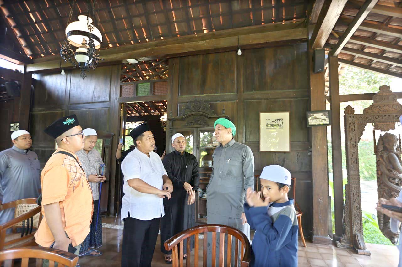 SILATURAHMI: Habib Segaf Baharun (kanan) saat berkunjung ke pendapa belakang Sabha Swagata Blambangan pada Sabtu (28/4).