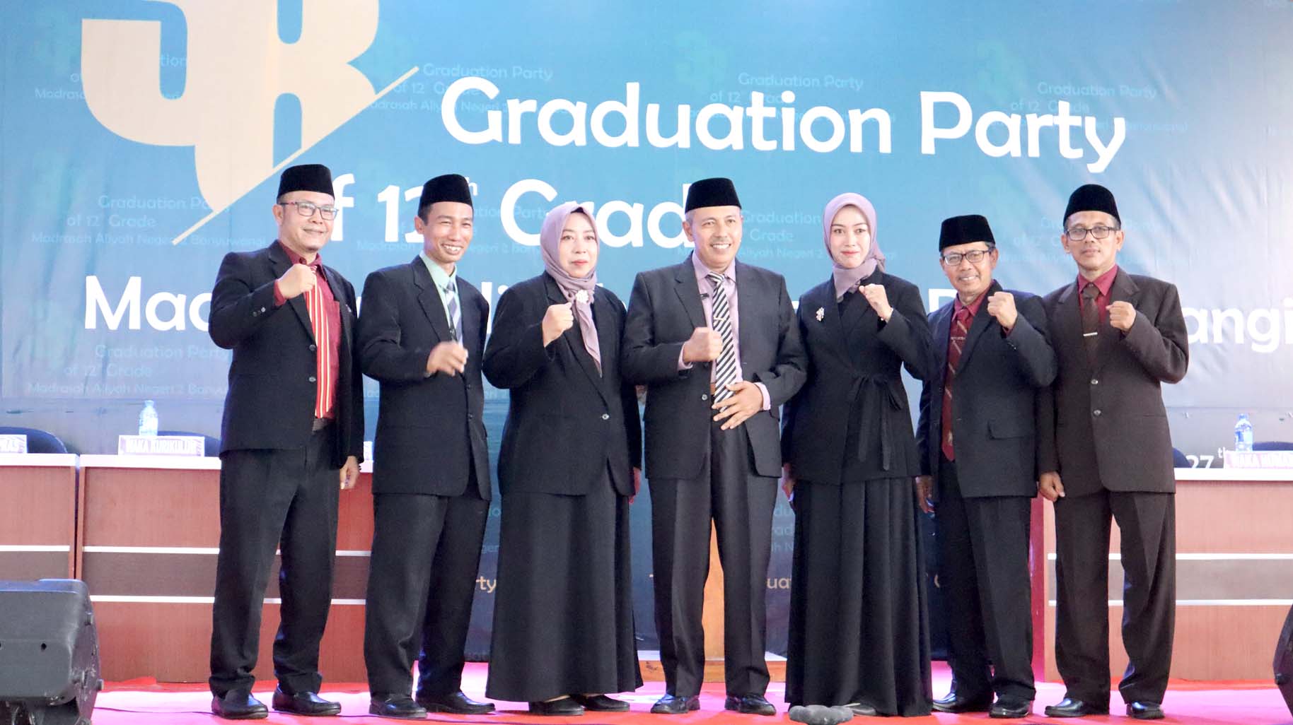 KOMPAK: Kepala MAN 2 Banyuwangi Drs H Saeroji MAg (empat dari kiri) bersama para wakil kepala madrasah dan pimpinan sekolah pada Sabtu (27/4).