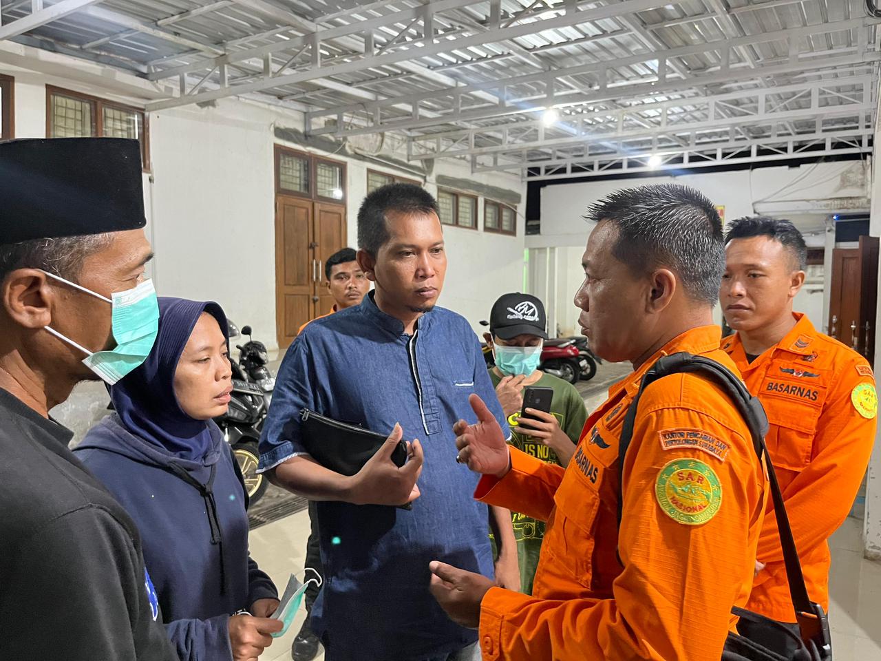 IDENTIFIKASI: Koordinator Pos Basarnas Banyuwangi, Wahyu Setiabudi memberikan informasi kepada orang tua korban di RSUD Blambangan pada Sabtu (27/4) malam.