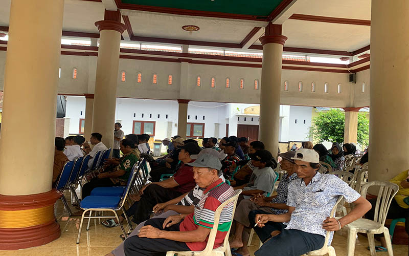 ADUKAN NASIB; Warga Desa Aliyan mendatangi kantor desa menanyakan kejelasan dana ADD dan DD