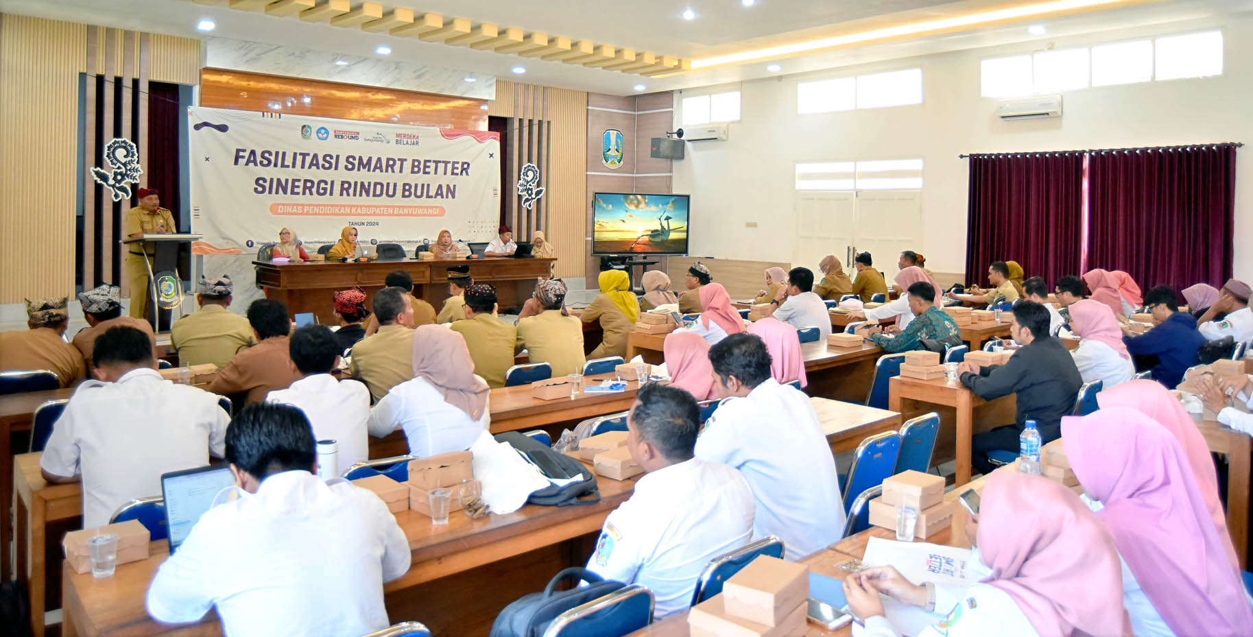 TINGKATKAN IPM: Puluhan peserta mengikuti kegiatan fasilitasi Smart Better sinergi Rindu Bulan di aula kantor Dispendik Banyuwangi Senin (29/4).