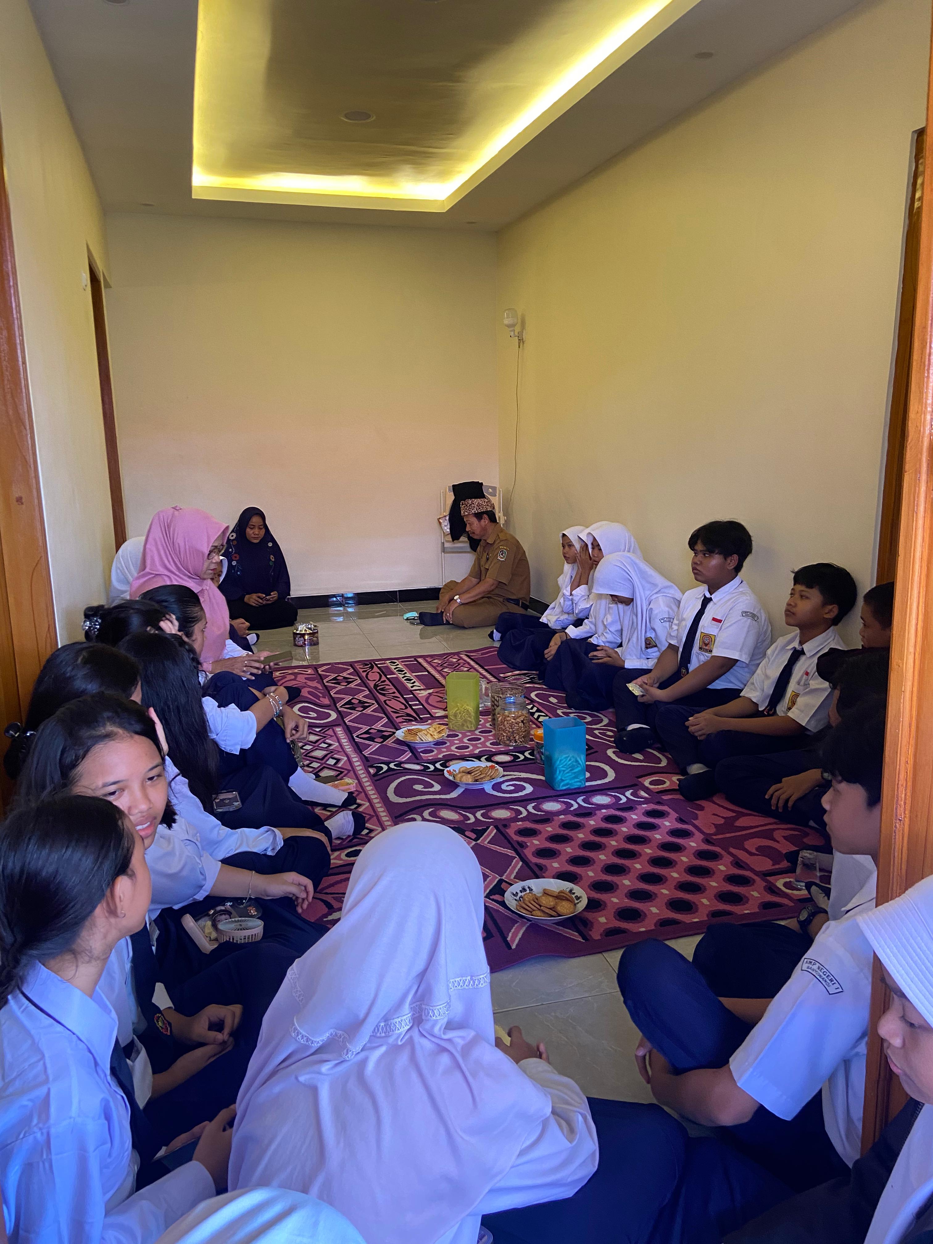 WUJUD BELASUNGKAWA: Kasek SMPN 1 Banyuwangi M. Sodiq bersama anak didiknya takziah ke rumah orang tua Rafa di Kelurahan Lateng Senin (29/4).