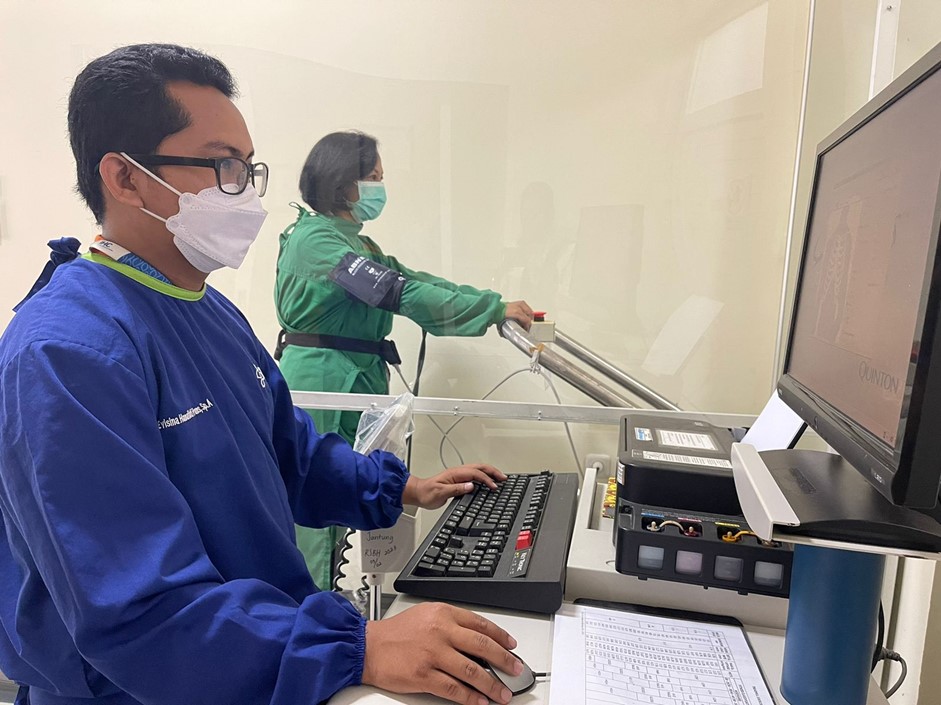 SEHAT: Pasien melaksanakan pemeriksaan Treadmill di Poli Spesialis jantung RSU Bhakti Husada, Krikilan, Kecamatan Glenmore