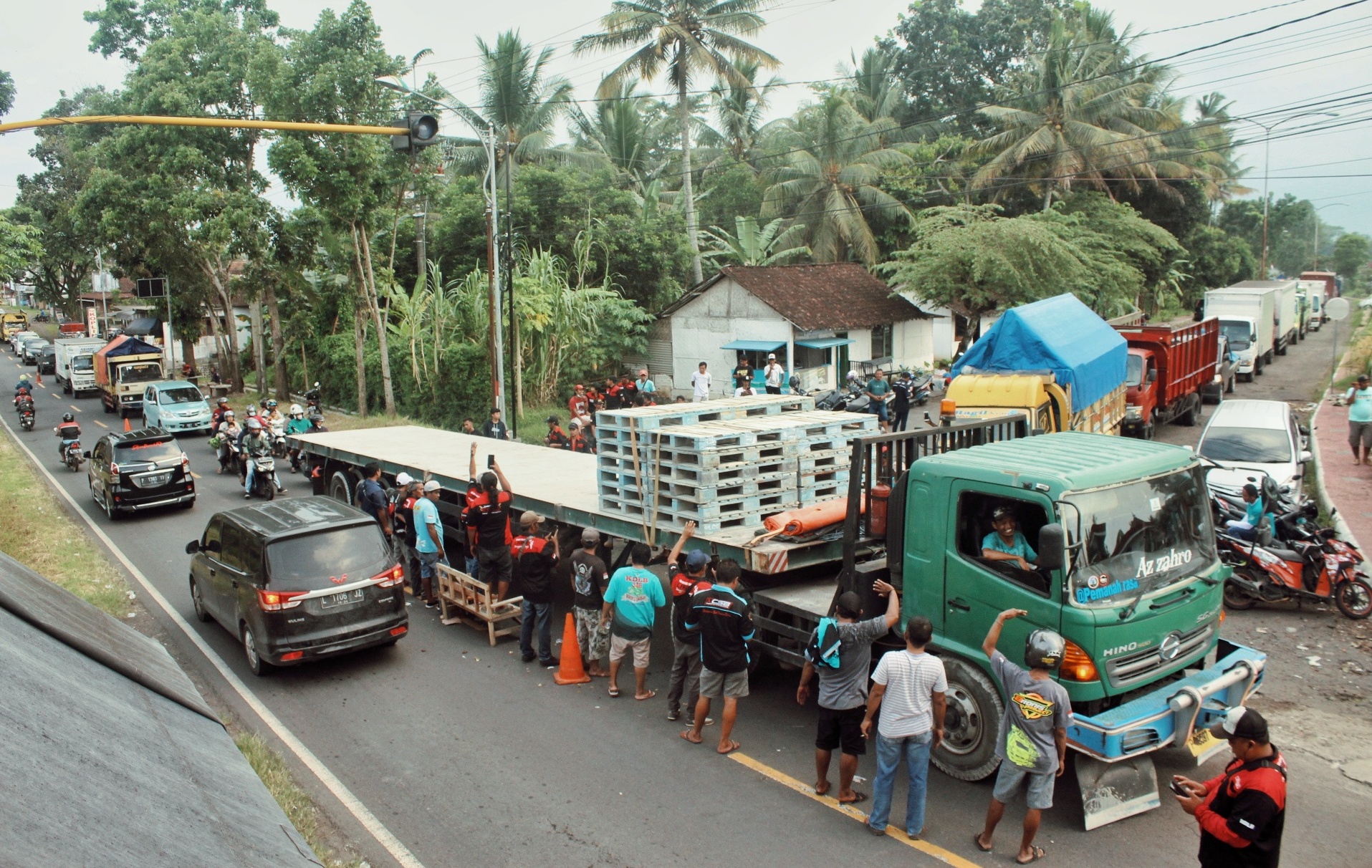 Para sopir saat melaksanakan aksi di wilayah Kecamatan Genteng beberapa waktu lalu.