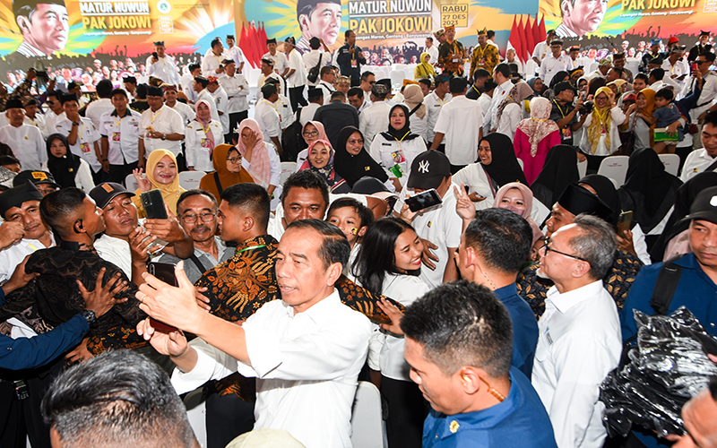 KUNJUNGAN KELIMA: Presiden Joko Widodo didampingi Bupati Ipuk Fiestiandani menyapa salah satu penerima sertifikat dari 5.000 sertifikat hasil program redistribusi tanah warga Banyuwangi di GOR Tawanga