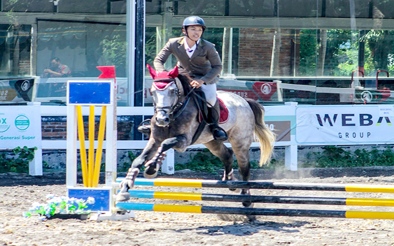 SIAP TARUNG: Atlet equestrian asal Banyuwangi Nizar Ali Riyadi mendapat medali perunggu saat turun di Surabaya Jumping Master (SJM) Seri II Minggu (29/4).