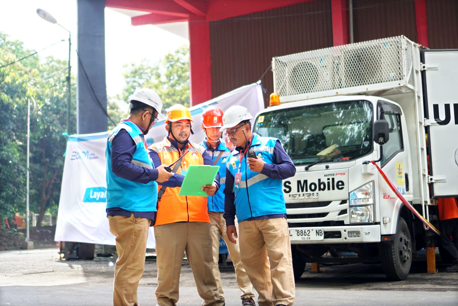 TOTALITAS: Petugas PLN lengkap dengan peralatan pendukung untuk menopang keandalan listrik disiagakan di GOR Tawangalun saat kunjungan Presiden Jokowi pada Selasa (30/4).