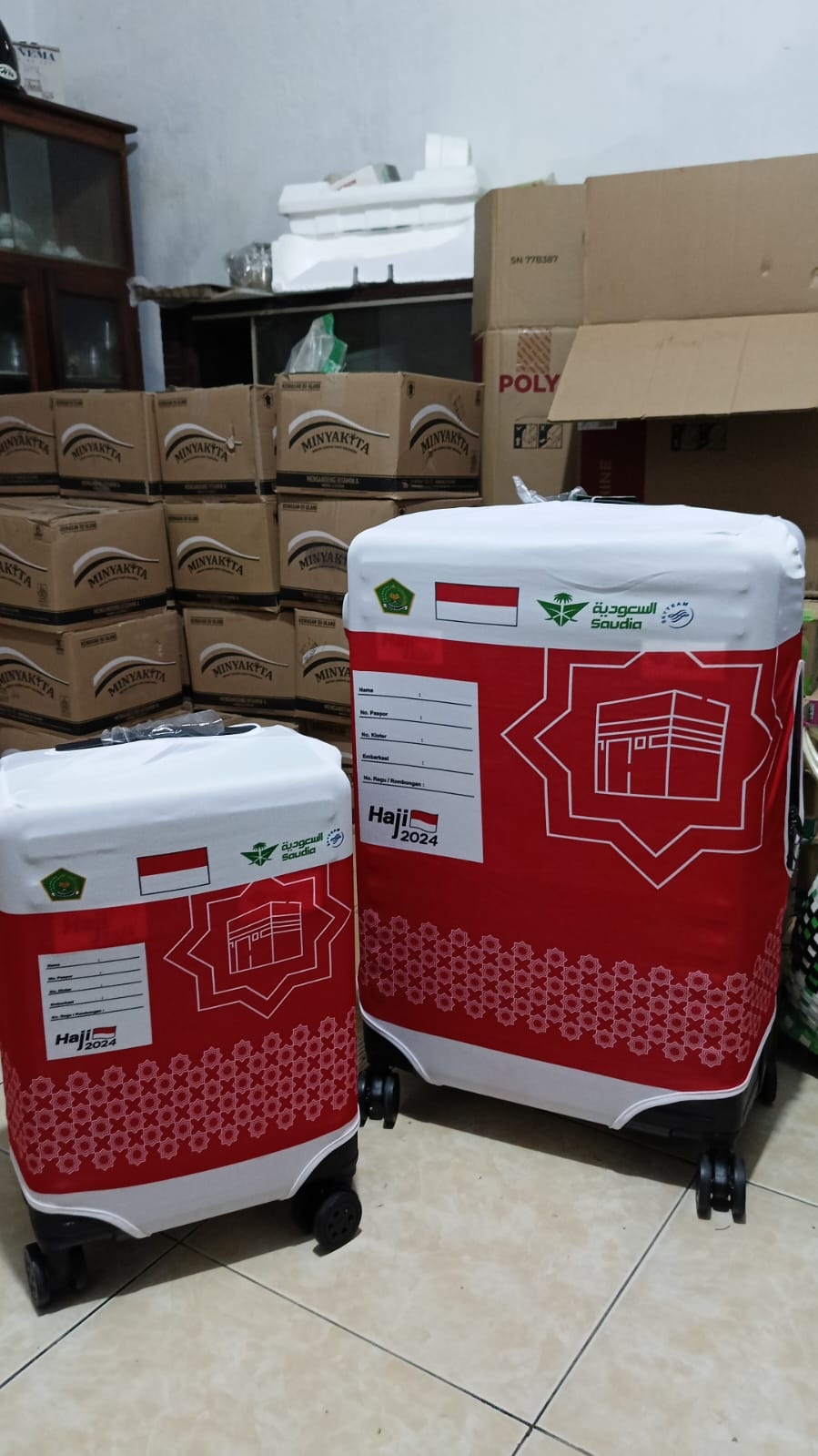 MERAH PUTIH: Begitu tiba di kantor Kemenag Banyuwangi, koper haji langsung didistribusikan kepada semua CJH Kamis (2/5).