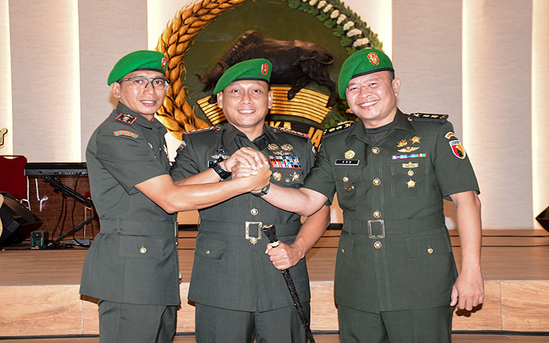 SALAM KOMANDO: Letkol (Kav) Eko Julianto Ramadan (kanan) usai menjalani sertijab dengan penggantinya Letkol (Arh) Joko Sukoyo (kiri)