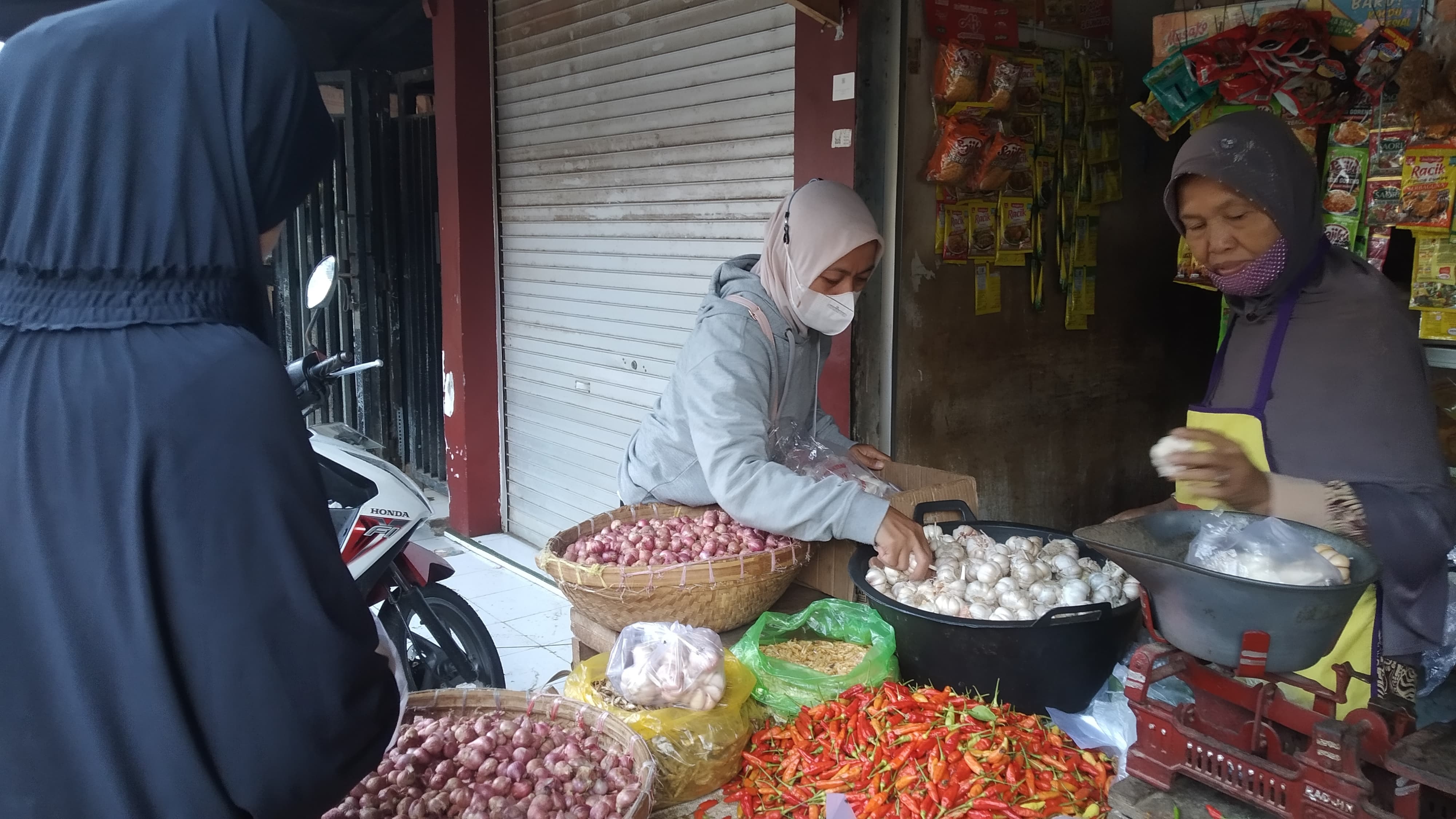 MULAI NORMAL: Harga sejumlah kebutuhan bumbu dapur mulai turun di Pasar Induk Genteng 1 dan 2, Desa Genteng Kulon, Kecamatan Genteng Kamis (2/5).