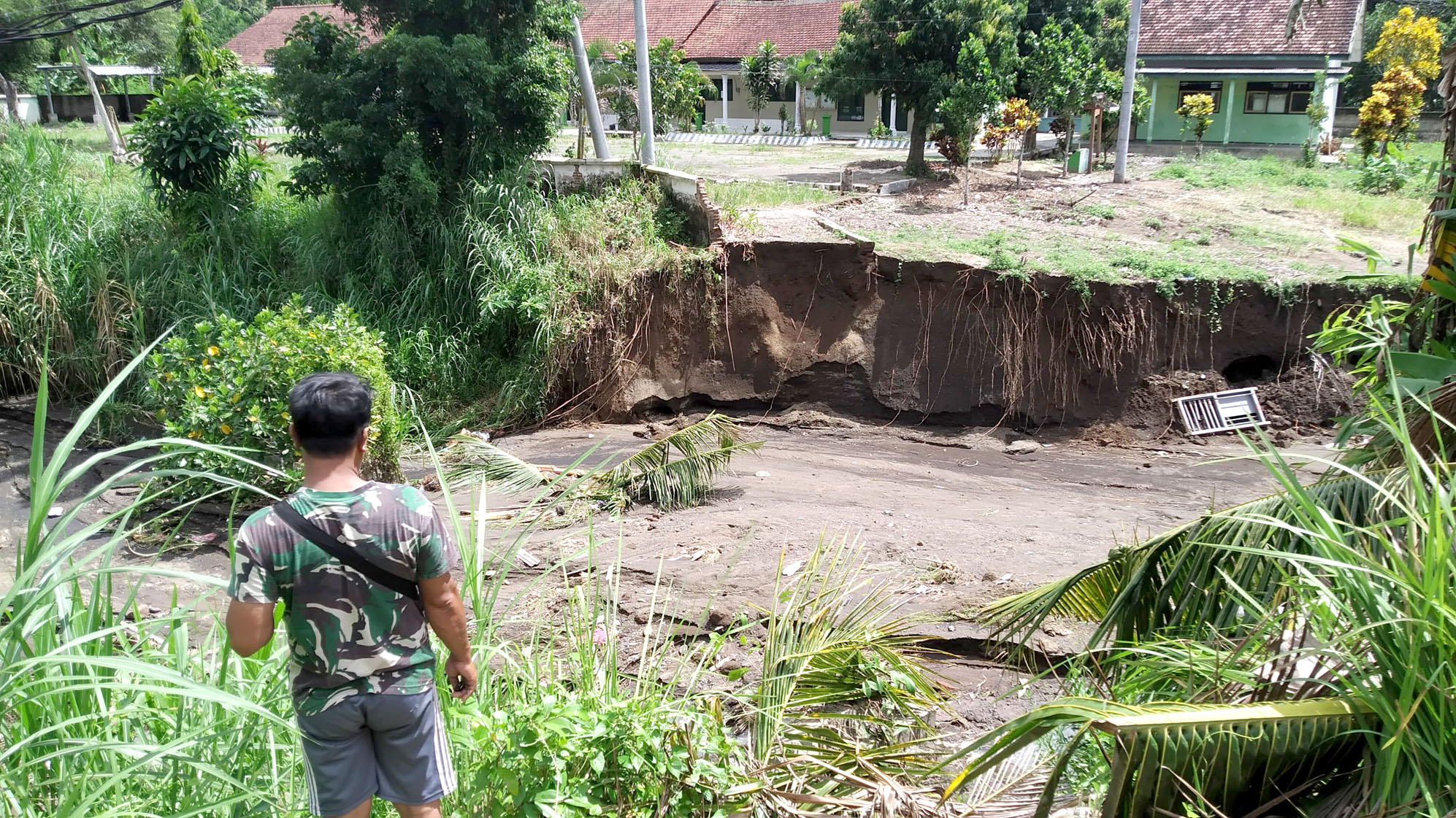 AMBROL: Sungai Apur di Dusun Krajan, Desa/Kecamatan Siliragung yang ambrol menyebabkan jembatan jebol karena diterjang air pada Rabu (10/4).