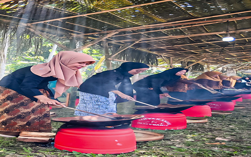 PORTABLE: Beberapa perempuan meroasting biji kopi secara masal dengan anglo yang bisa dipindah tempat kapan saja.