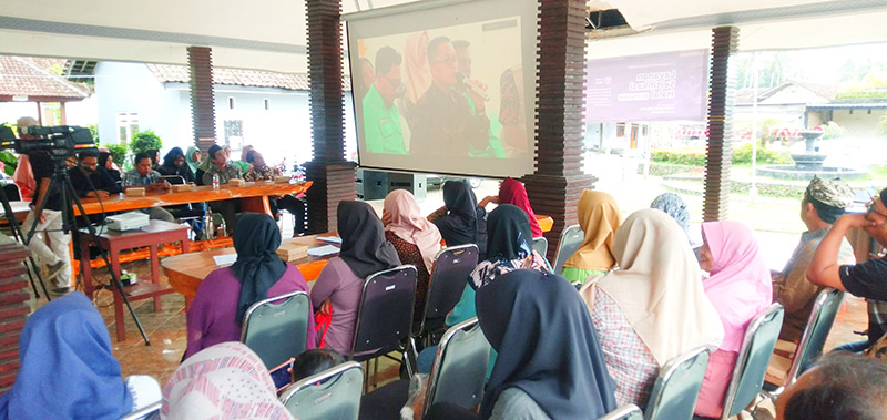 PENDAMPINGAN: Pelaku usaha UMK saat mengikuti sosialisasi standarisasi sertifikat halal di Balai Desa Tamansari, Licin, Sabtu (4/5)