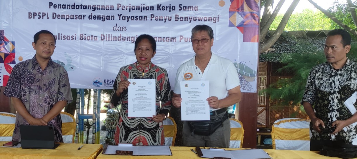 KONSERVASI: Kepala BPSPL Denpasar Getreda Melsina Hehanussa (dua dari kiri) dan Pendiri BSTF Wiyanto Haditanojo (tiga dari kiri) menunjukkan berkas Memorandum of Understanding (MoU) di balai pertemuan