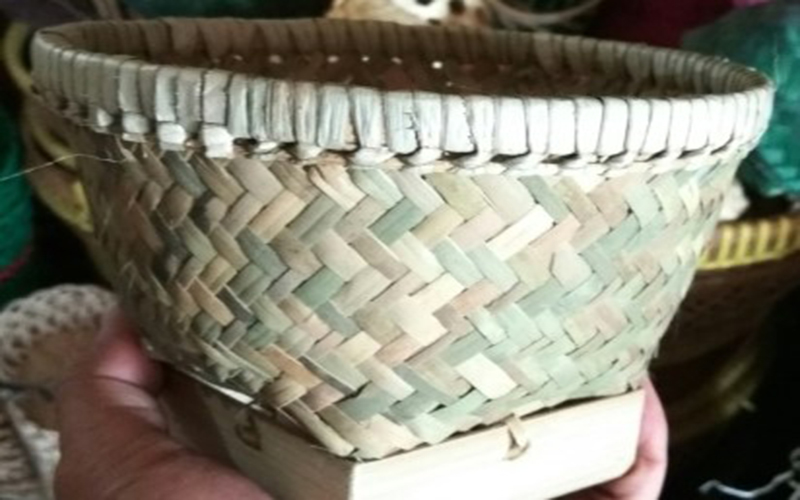 CENTHING: Wadah nasi atau bakul dari bahan anyaman bambu.