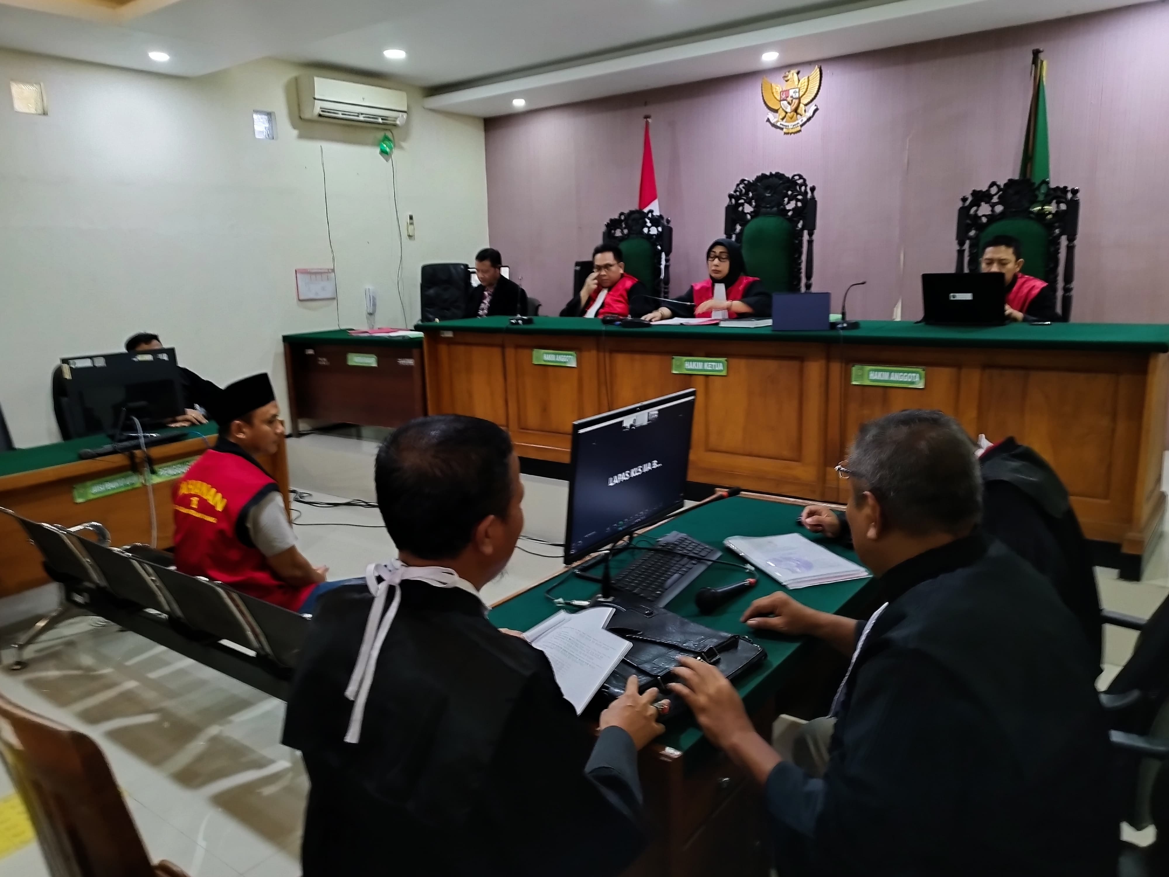 DUDUK DI KURSI PESAKITAN: Jon Adi Batam (tengah) ketika menjalani sidang dengan agenda pembacaan eksepsi di PN Banyuwangi pada 4 Januari 2024 lalu.