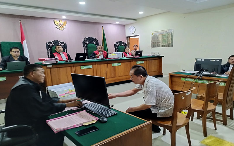 BERI KETERANGAN: Salah satu saksi dihadirkan dalam sidang TPPU dengan terdakwa Manajer KSP Tinara Linggawati Wijaya di PN Banyuwangi, Kamis (2/5). Sidang dipimpin Ketua PN Banyuwangi I Gede Yuliartha.
