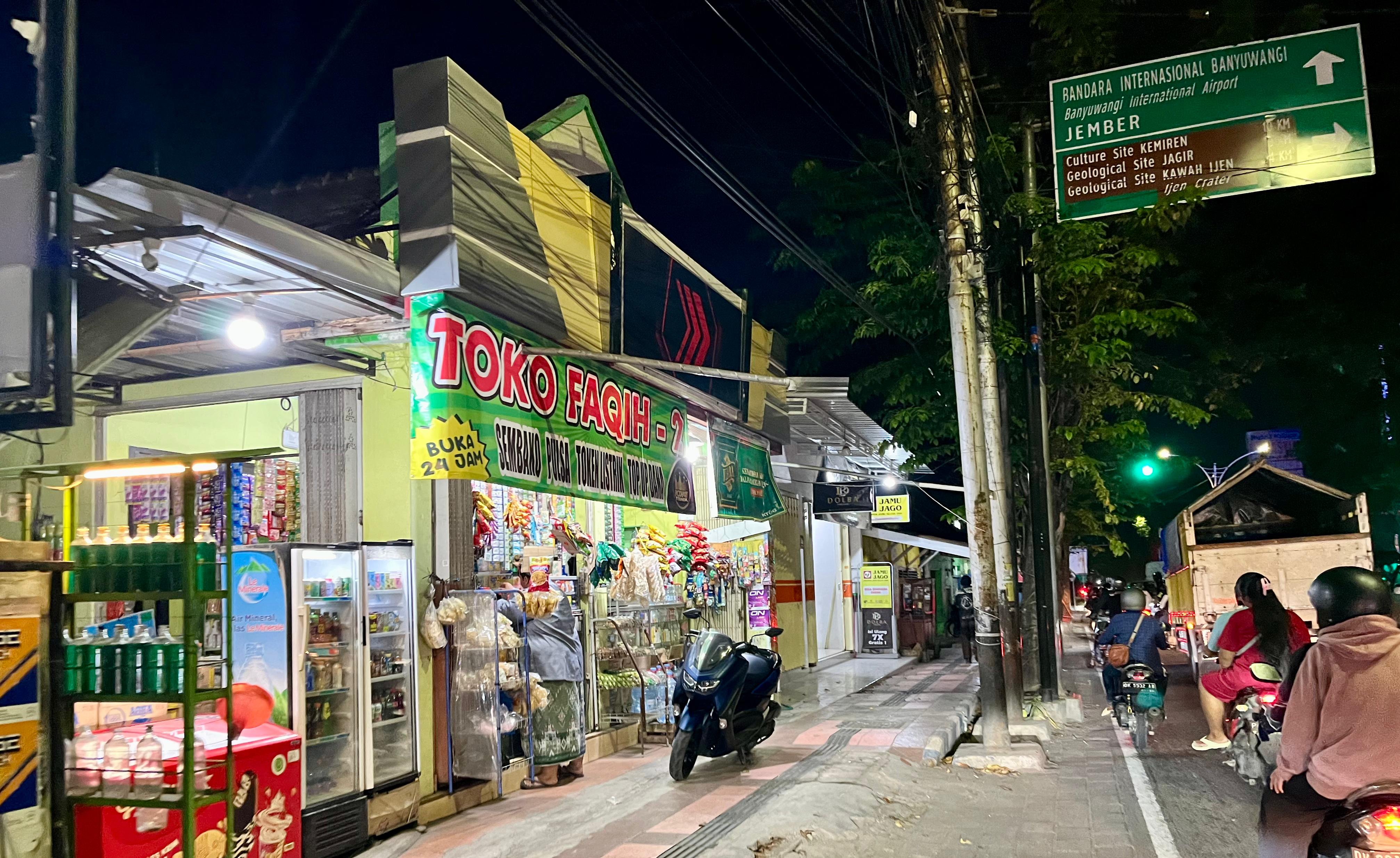 TAK ADA PEMBATASAN: Keberadaan toko Madura di Banyuwangi makin menjamur. Seperti toko Madura di dekat traffic light Sukowidi, Kelurahan Klatak, ini yang beroperasi selama 24 jam nonstop.&nbsp;&nbsp;