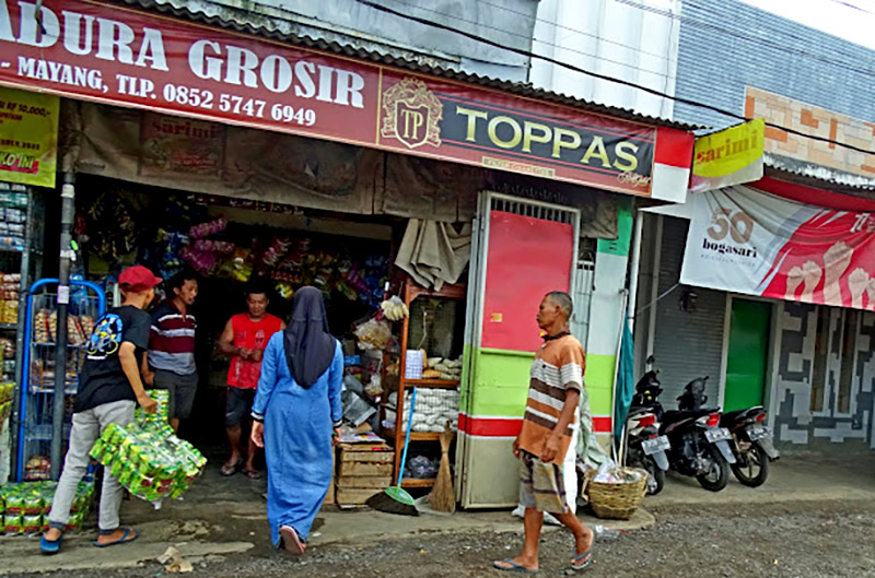 RAMAI: Salah satu toko Madura di Dusun Krajan, Tegalrejo, Mayang, Jember Regency, Jawa Timur.