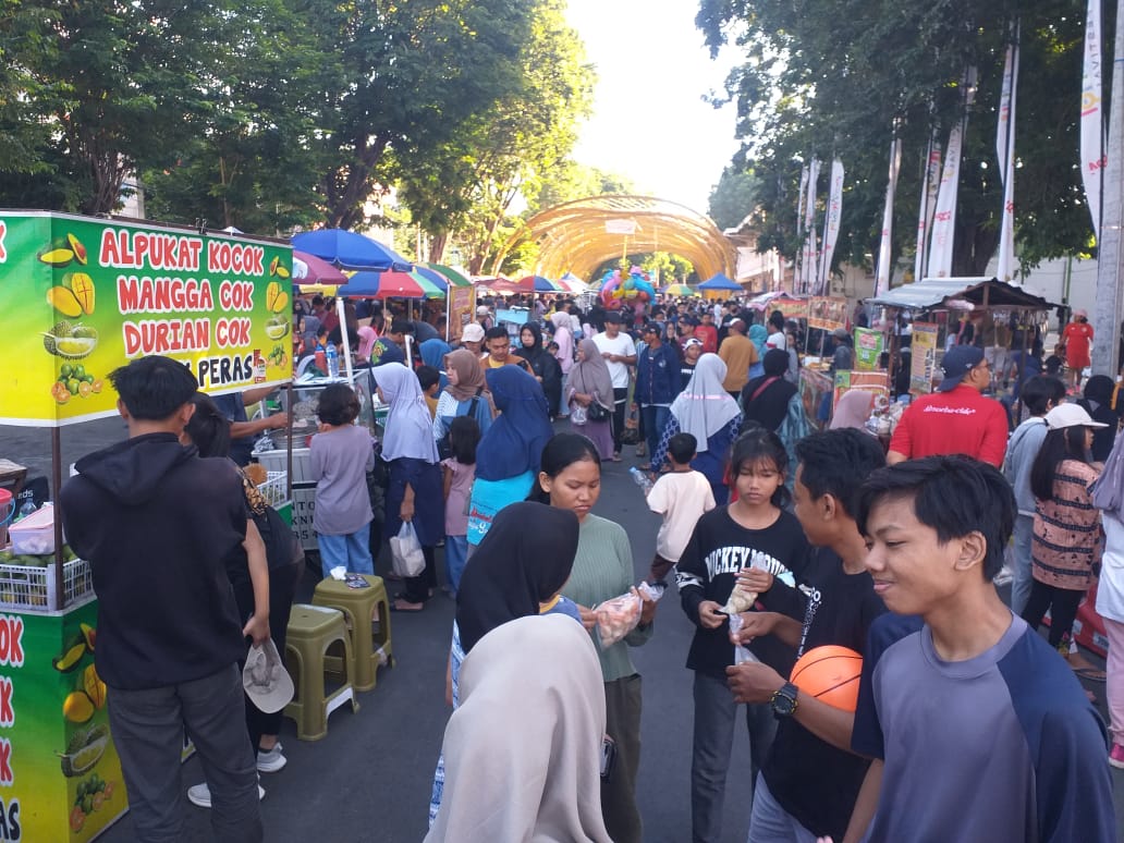 ANTUSIAS: Pengunjung area BCM merasakan manfaat kehadiran stan pelapak UMKM disana setiap hari Minggunya.